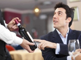commander-un-vin-au-restaurant