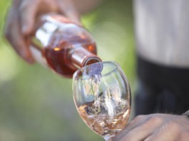 homme servant un verre de rosé