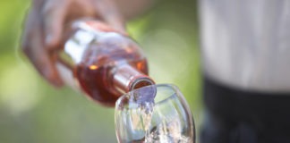 homme servant un verre de rosé