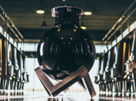 Wineglobe : la vinification en cuve en verre inventée par Paetzold