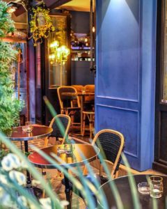 bar à vin paris Poupée