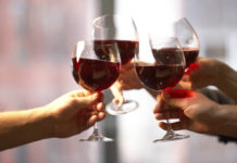 Comment tenir un verre de vin ? Le guide ultime !