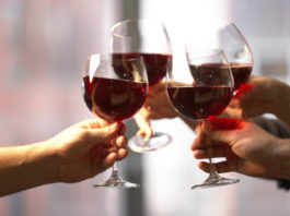 Comment tenir un verre de vin ? Le guide ultime !