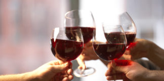 Comment tenir un verre de vin ? Le guide ultime !